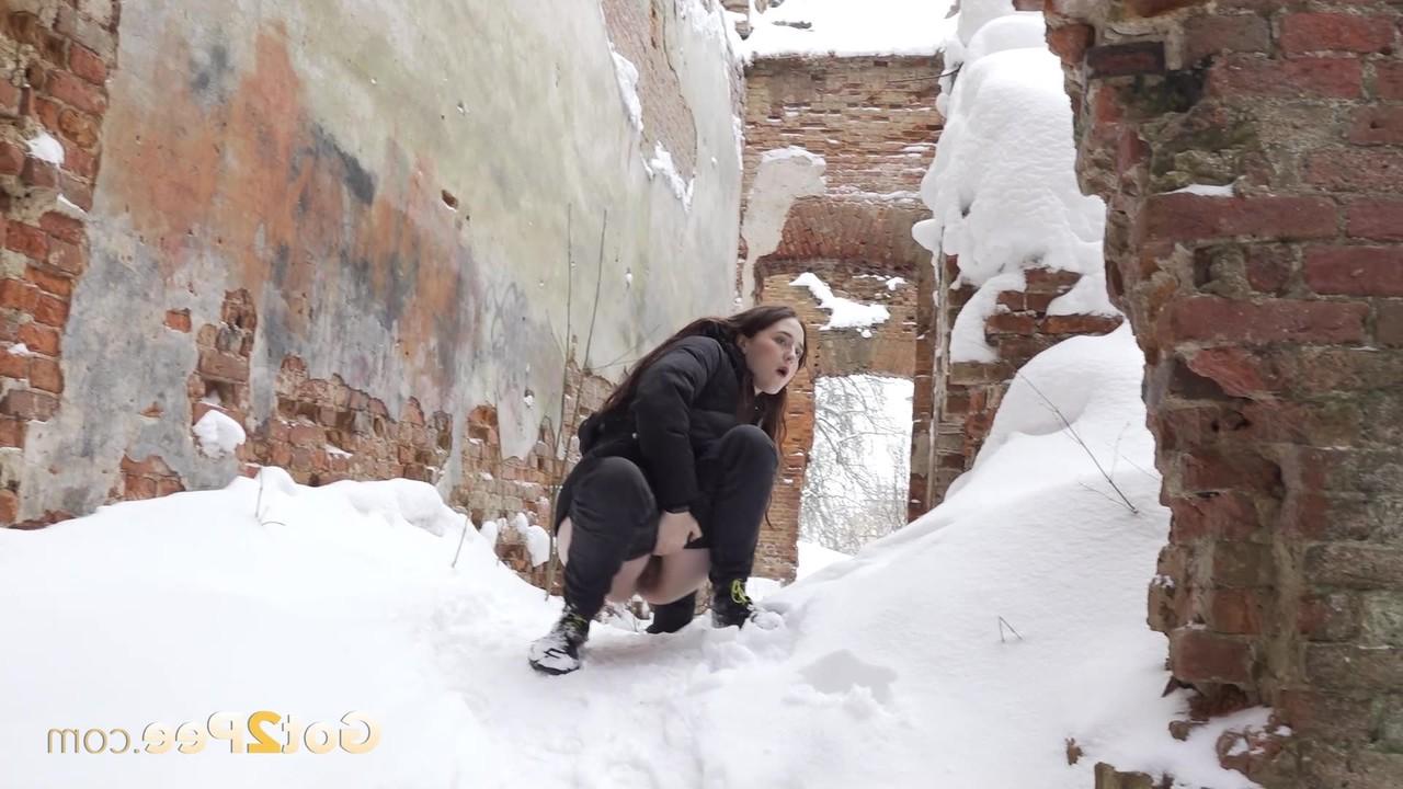 15P La chica blanca Alexa se baja los pantalones para orinar urgentemente en un suelo cubierto de nieve
