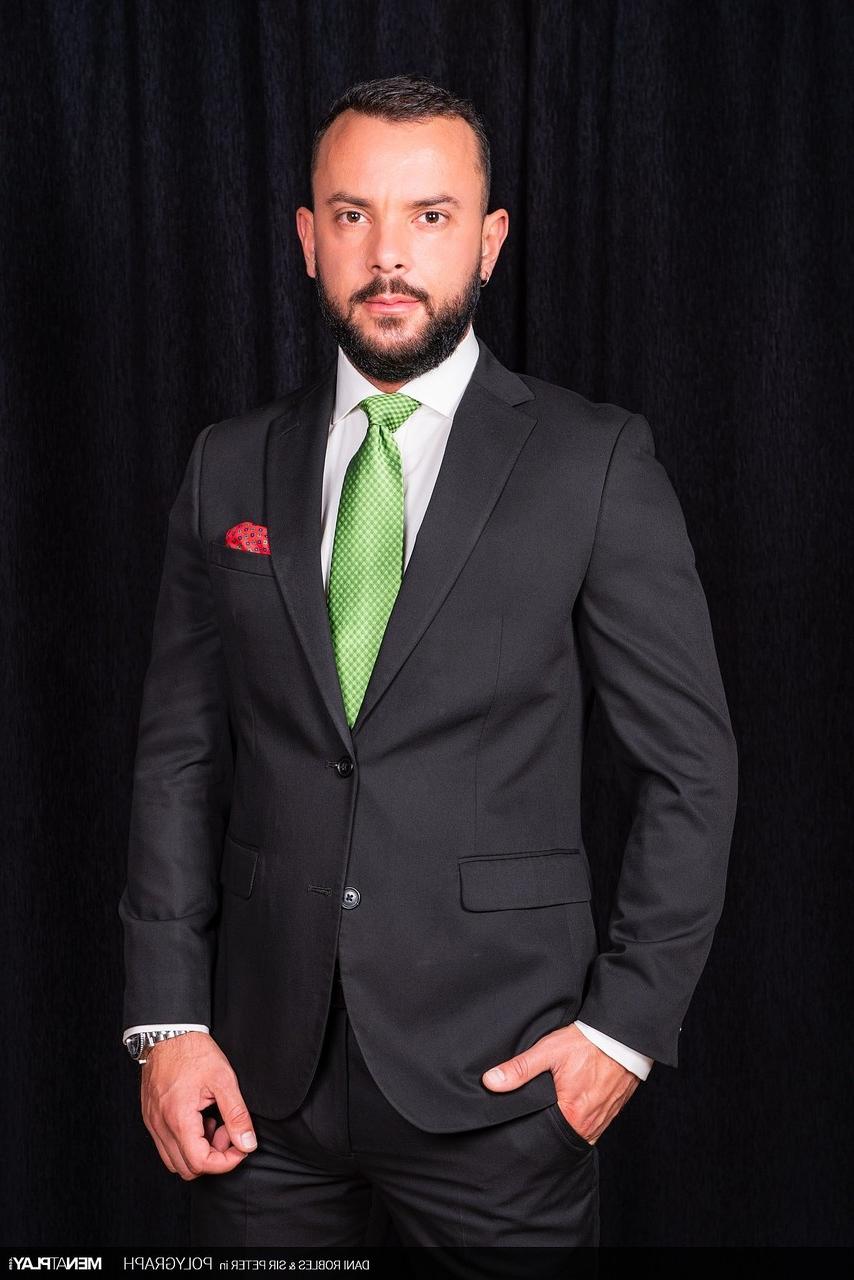 20P Le beau mec gay Dani Robles suce la grosse bite de son patron avant et après avoir eu des relations sexuelles anales