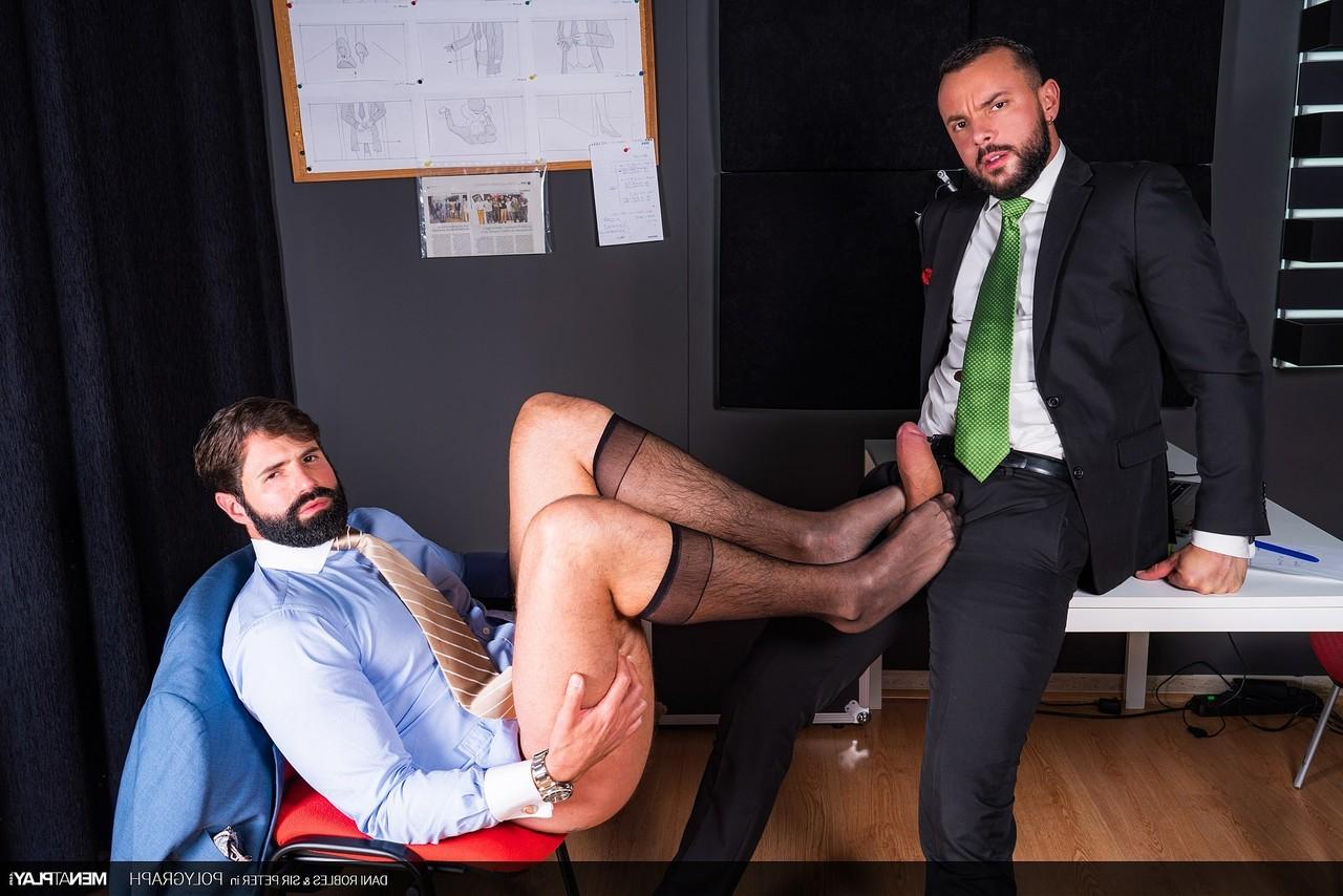 20P Le beau mec gay Dani Robles suce la grosse bite de son patron avant et après avoir eu des relations sexuelles anales