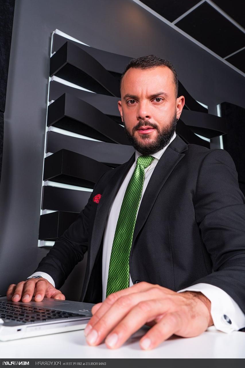20P Le beau mec gay Dani Robles suce la grosse bite de son patron avant et après avoir eu des relations sexuelles anales