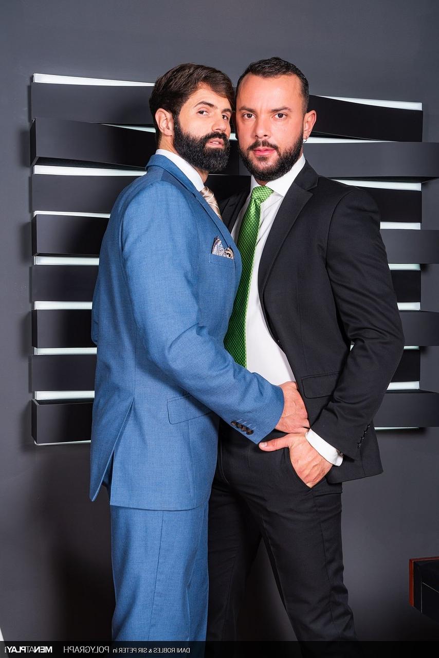 20P Le beau mec gay Dani Robles suce la grosse bite de son patron avant et après avoir eu des relations sexuelles anales
