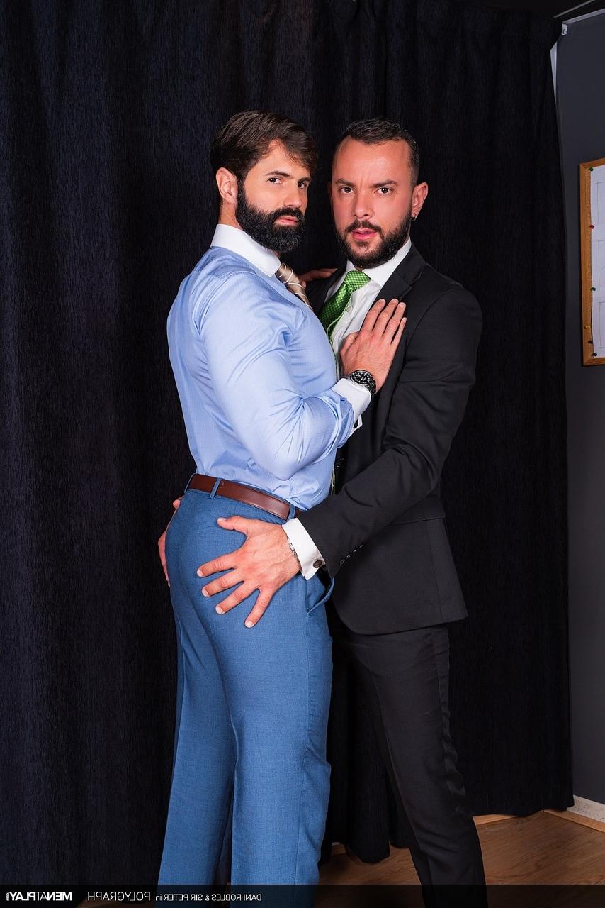 20P Le beau mec gay Dani Robles suce la grosse bite de son patron avant et après avoir eu des relations sexuelles anales