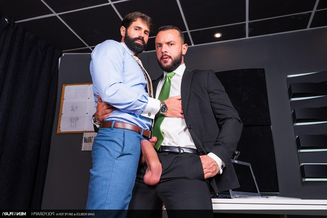 20P Le beau mec gay Dani Robles suce la grosse bite de son patron avant et après avoir eu des relations sexuelles anales
