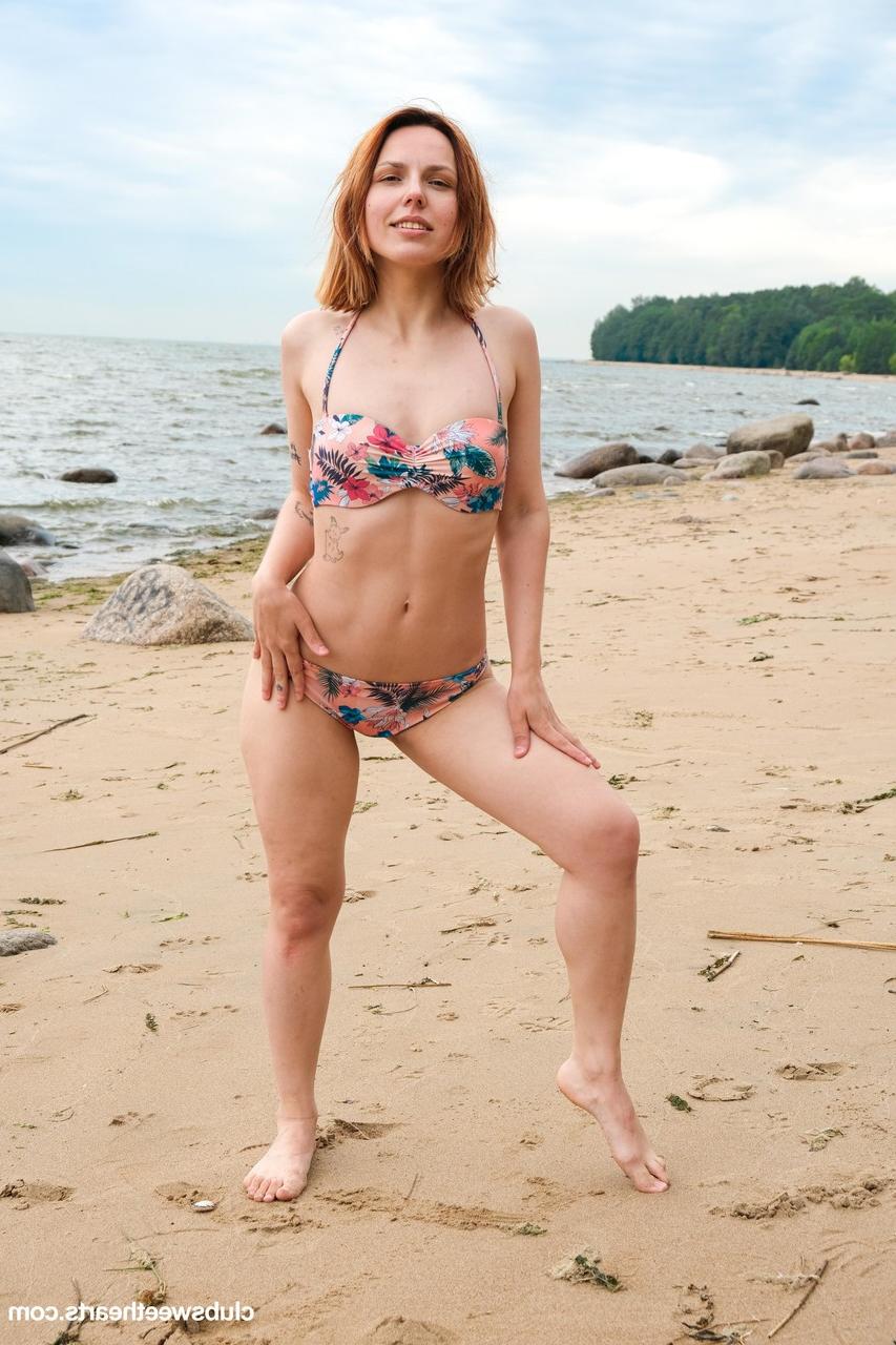 20P Lésbicas europeias gostosas Violet Clarke e Milka Wey tiram e transam na praia