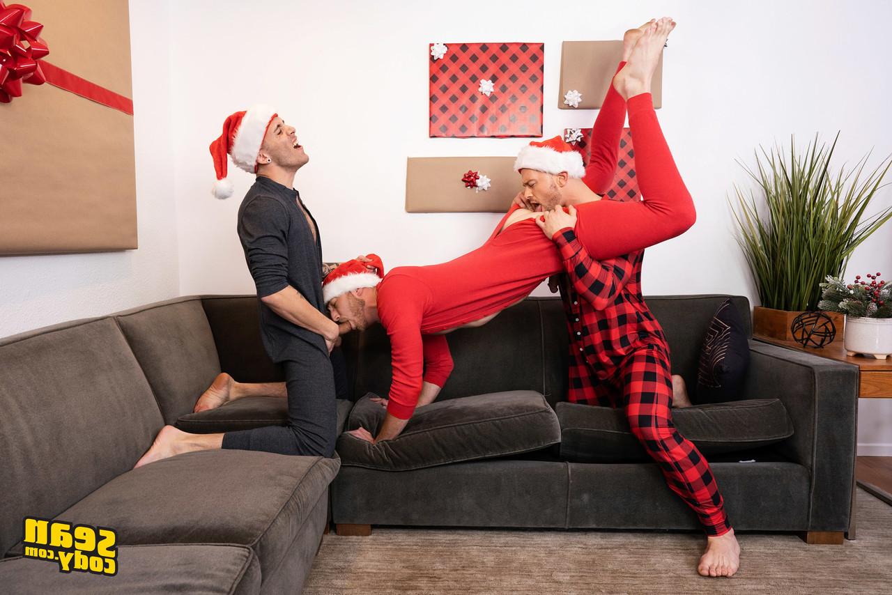 20P Johnny Donovan, Kurt y Bentley follando en un trío gay navideño