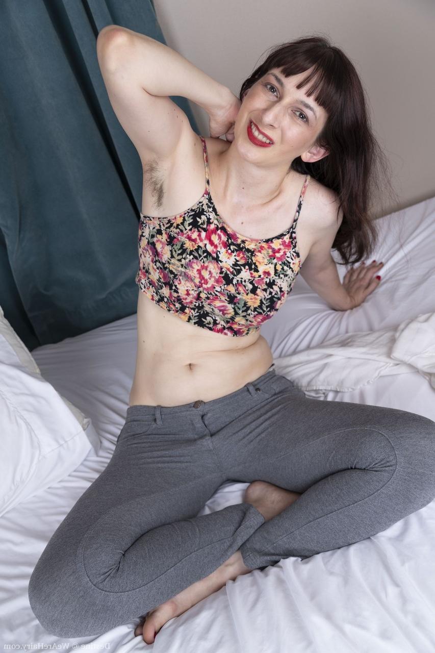 20P A morena Destine tira a roupa e revela seus peitos grandes e sua vulva peluda