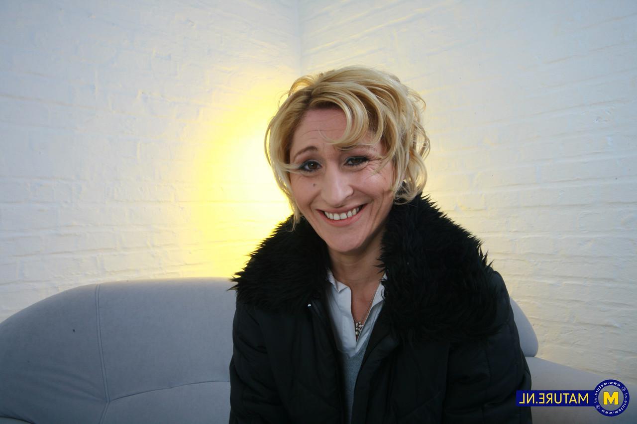 20P Die deutsche MILF Teresa Lynn stellt ihren großen Hintern zur Schau und spielt mit ihrer engen Fotze