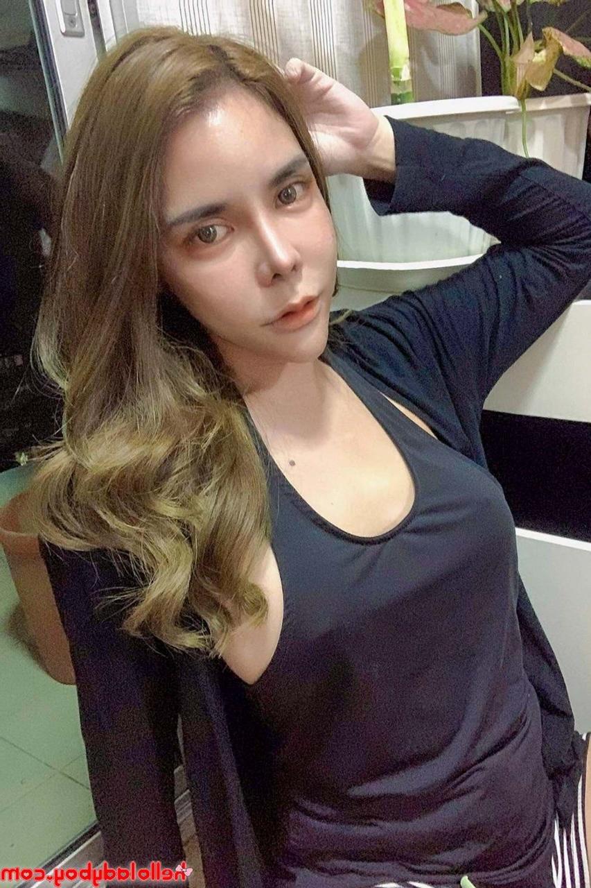 20P Travesti fofa exibe seus peitos deslumbrantes em roupas sensuais em uma compilação quente