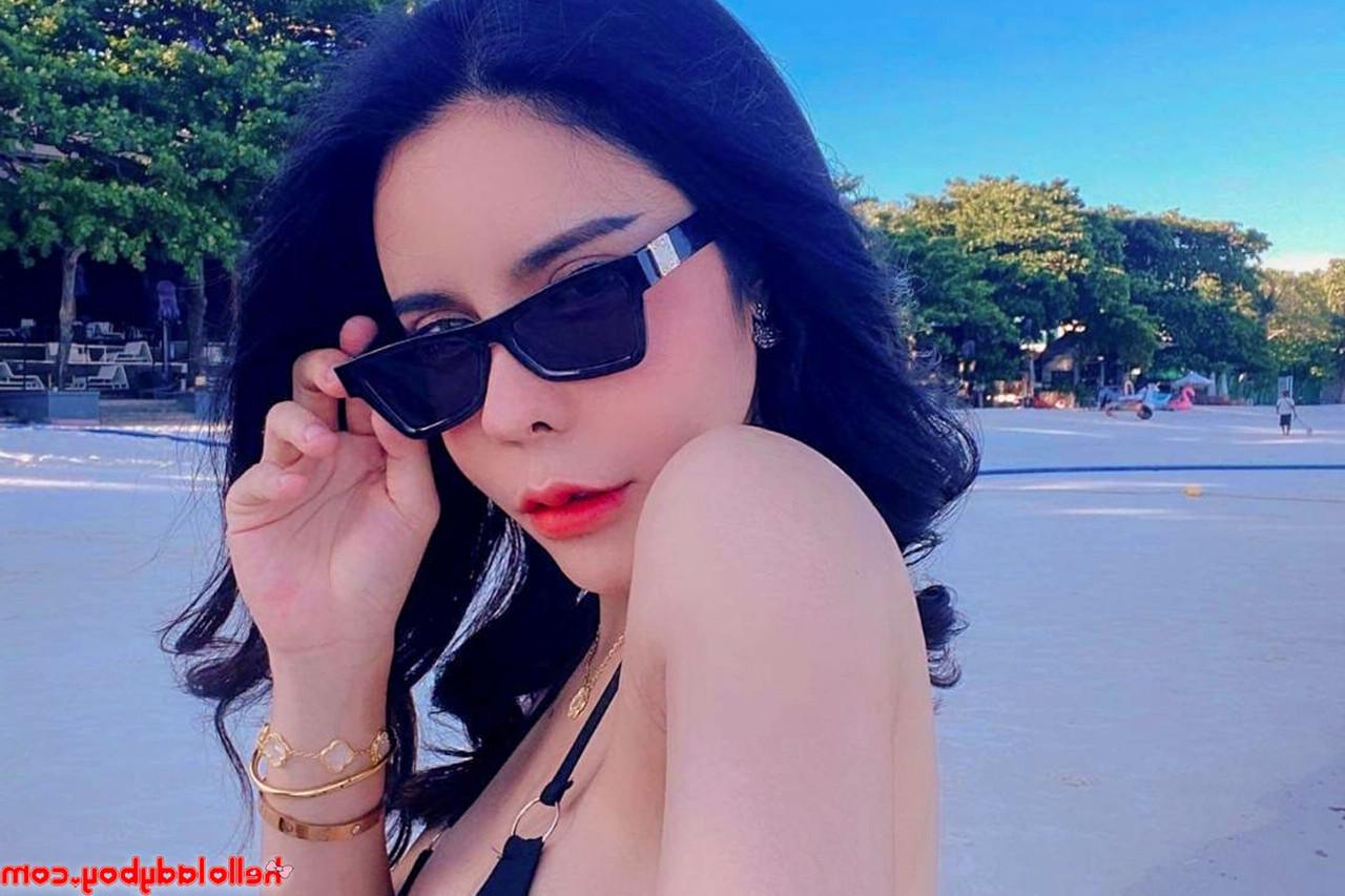 20P Travesti fofa exibe seus peitos deslumbrantes em roupas sensuais em uma compilação quente