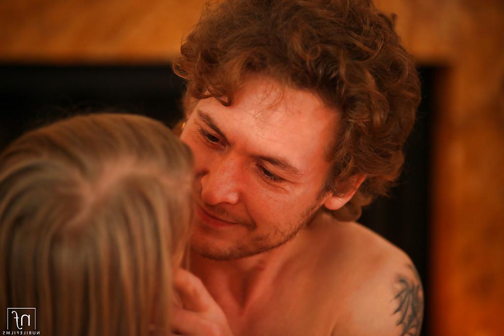 16P La chaude jeune blonde Evelina se penche pour baiser en levrette sa chatte rasée.