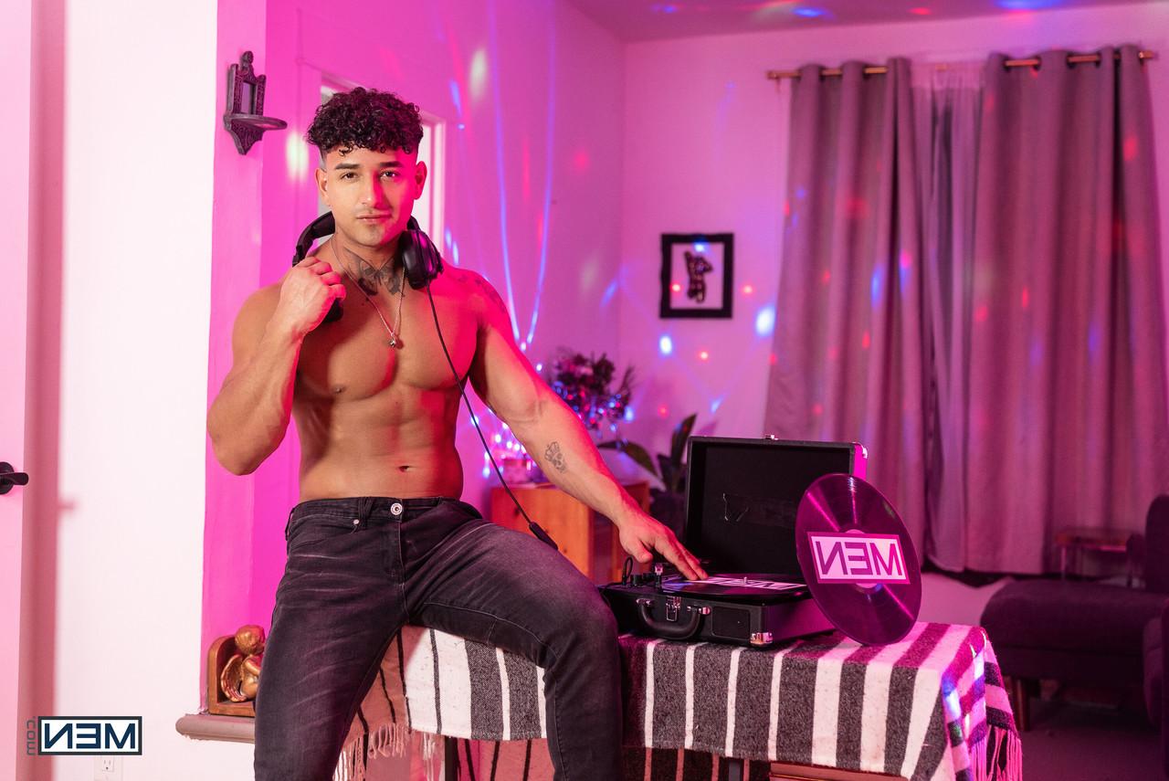 15P イケメンイケメンのトロイ・ディーンがワイルドなゲイパーティーでたくましいDJとハードコアアナルセックス