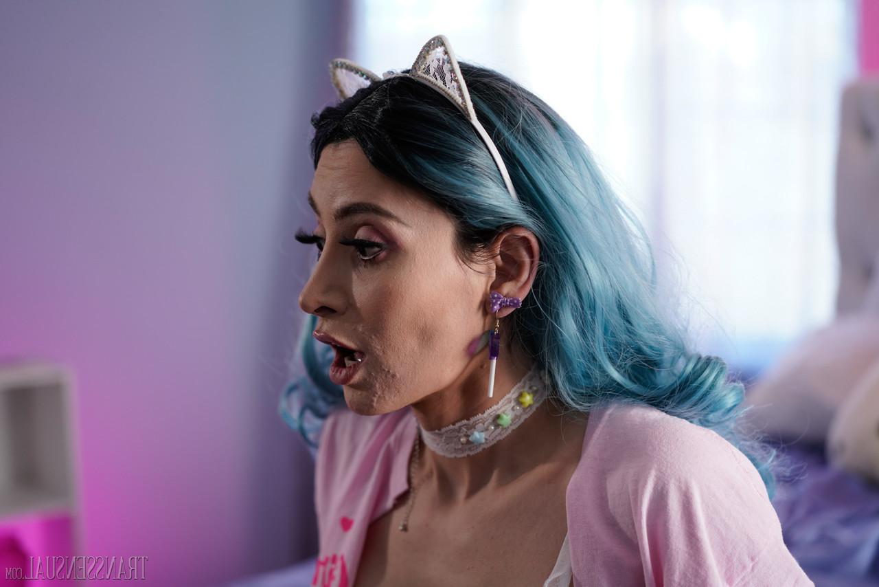 20P Shemale Kitty Korra Del Rio wird von ihrem Freund anal gelöffelt