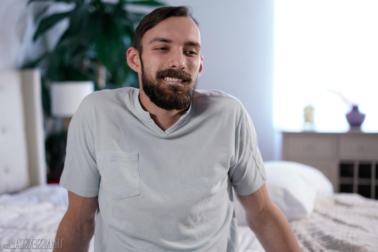 20P Shemale Kitty Korra Del Rio wird von ihrem Freund anal gelöffelt