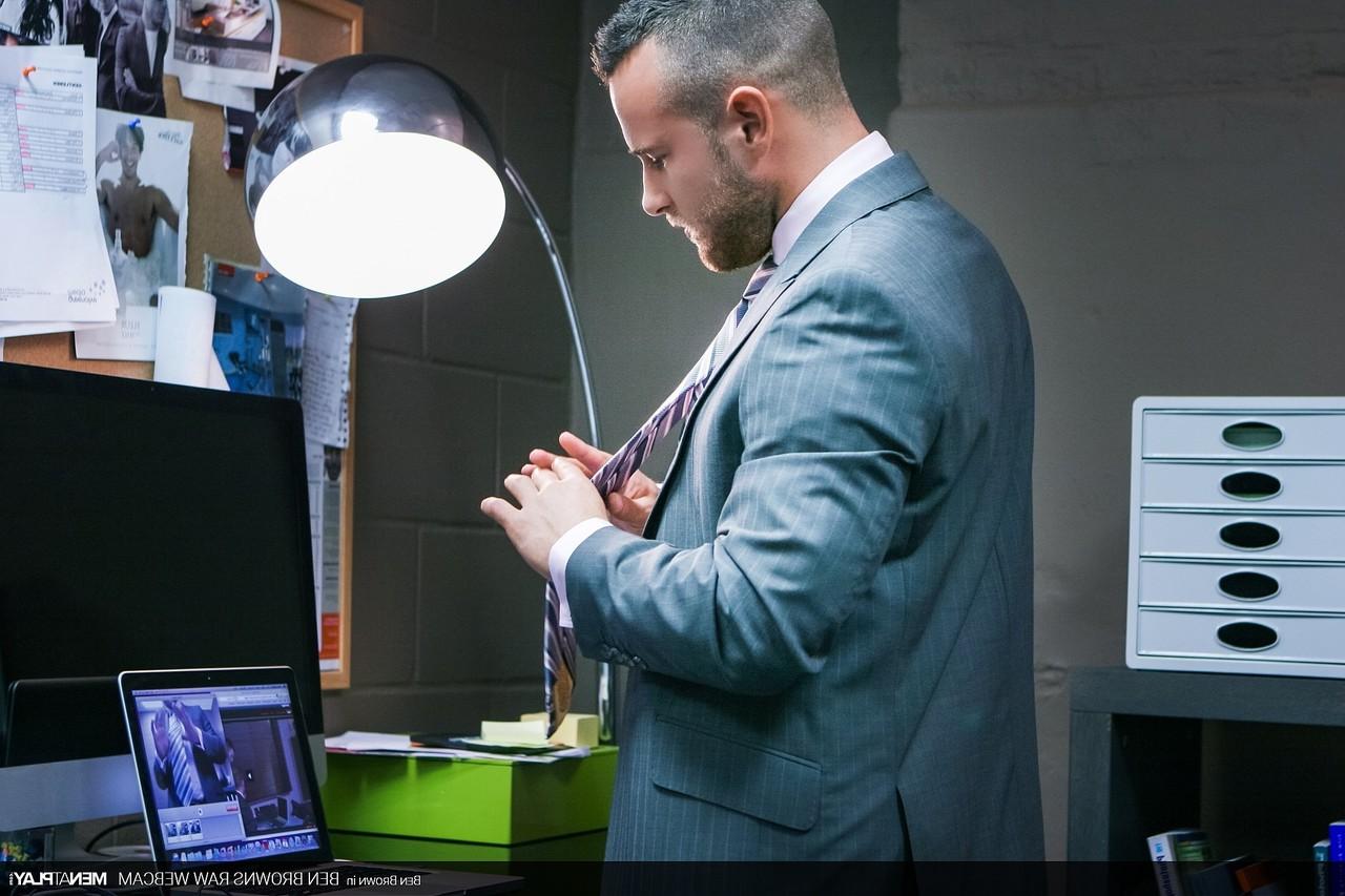 15P El jefe gay Ben Brown muestra su cuerpo musculoso y su gran polla en la oficina