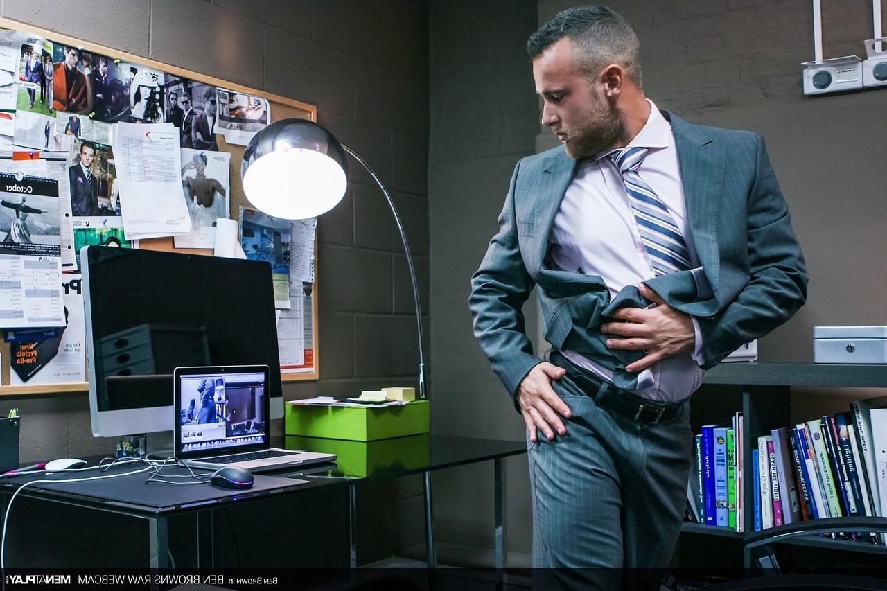 15P El jefe gay Ben Brown muestra su cuerpo musculoso y su gran polla en la oficina