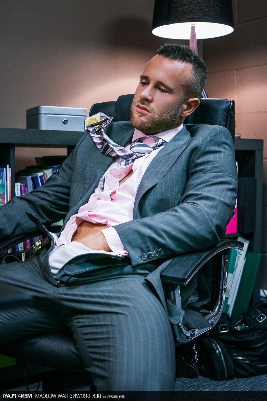 15P El jefe gay Ben Brown muestra su cuerpo musculoso y su gran polla en la oficina
