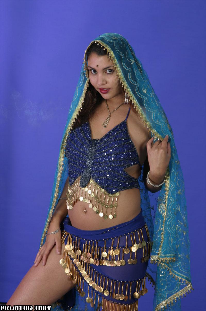 15P La beauté indienne Vishna va pieds nus tout en modélisant de la lingerie sensuelle.