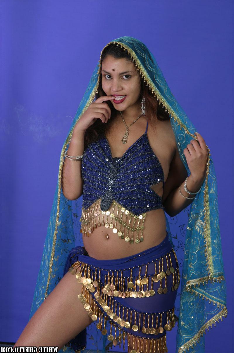 15P La beauté indienne Vishna va pieds nus tout en modélisant de la lingerie sensuelle.