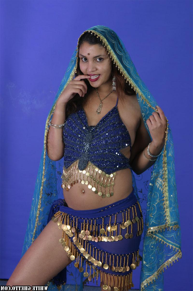 15P La beauté indienne Vishna va pieds nus tout en modélisant de la lingerie sensuelle.