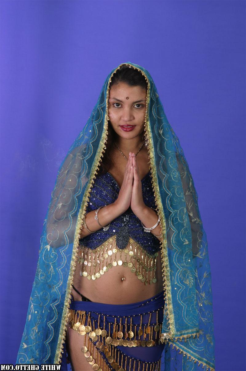 15P La beauté indienne Vishna va pieds nus tout en modélisant de la lingerie sensuelle.