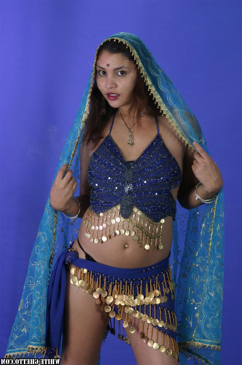 15P La beauté indienne Vishna va pieds nus tout en modélisant de la lingerie sensuelle.