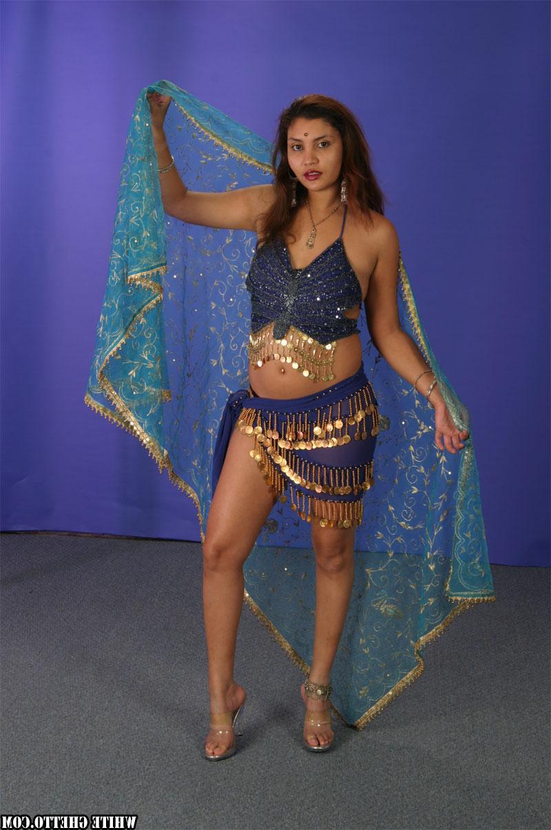 15P La beauté indienne Vishna va pieds nus tout en modélisant de la lingerie sensuelle.
