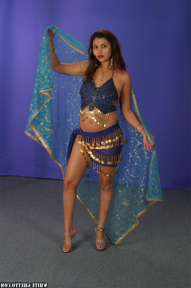 15P La beauté indienne Vishna va pieds nus tout en modélisant de la lingerie sensuelle.