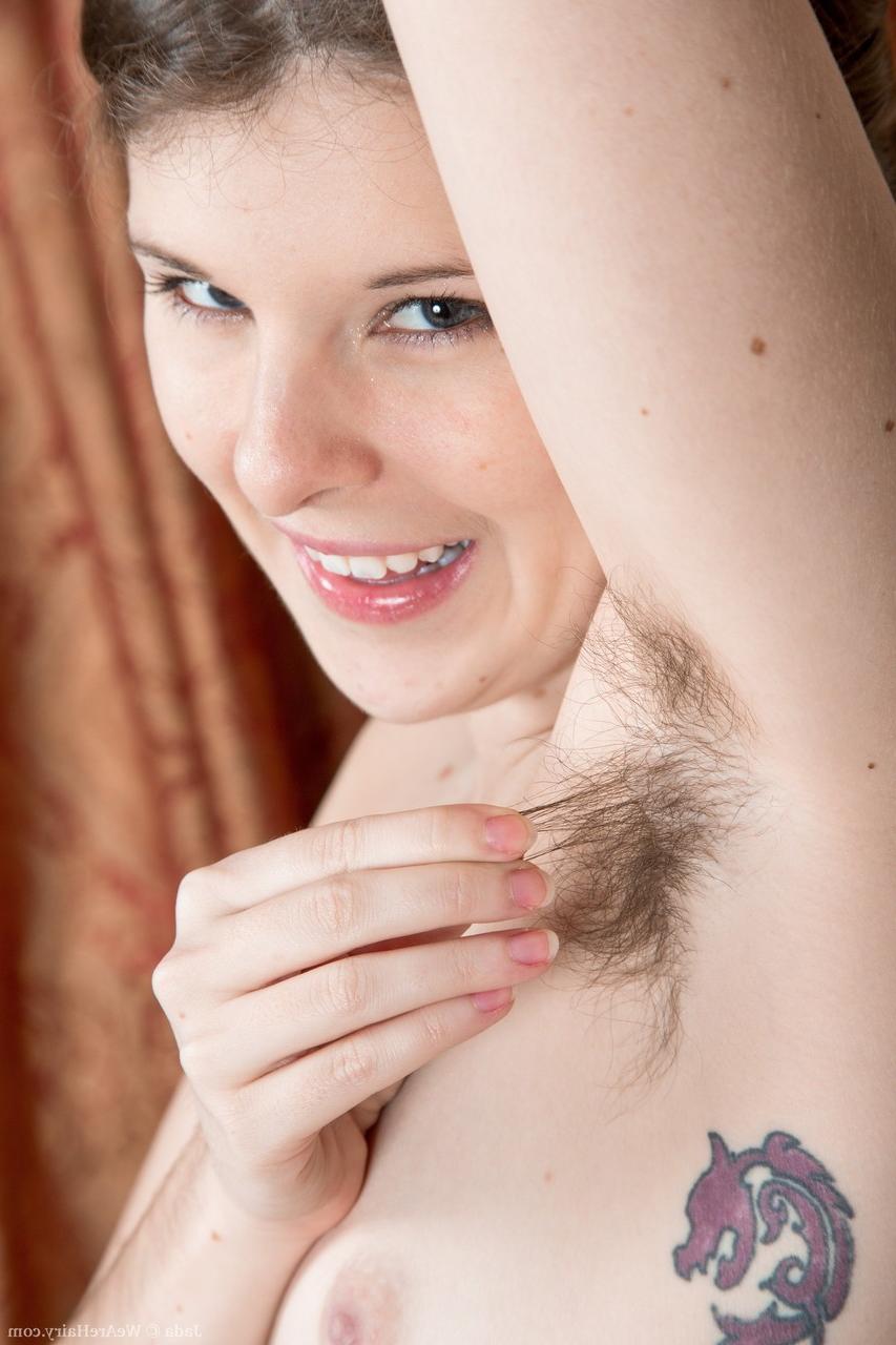 17P A adolescente suja Jada revela tatuagem sexy sob peitos minúsculos e brinca com seu arbusto