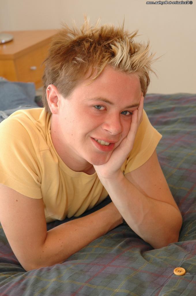 20P El lindo chico rubio gay Shayne se quita la ropa y se masturba en la cama