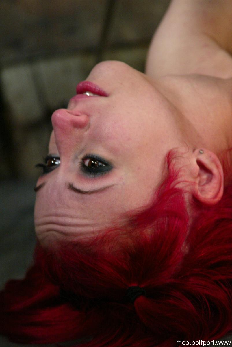 20P Sabrina Sparx im Hogtie gefesselt