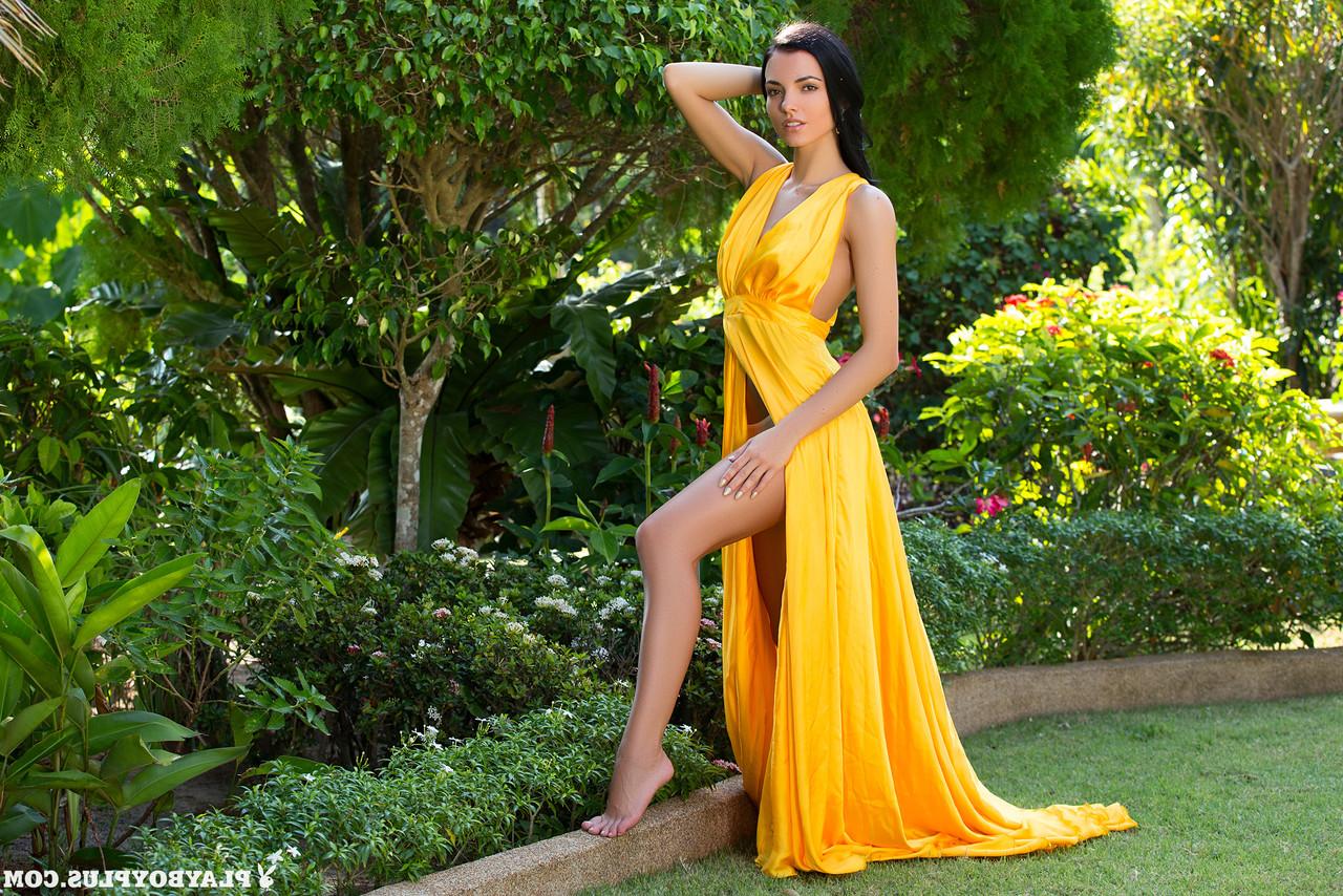 10P Die bezaubernde Braut Sapphira hebt ihr gelbes Kleid hoch und entblößt ihr Höschen
