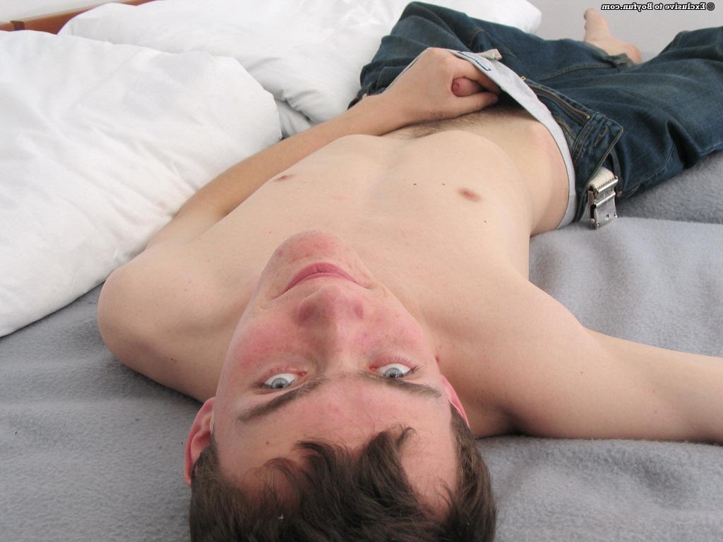 20P Garoto excitado Roman 1 mostra seu pau peludo sem cortes e se masturba na cama