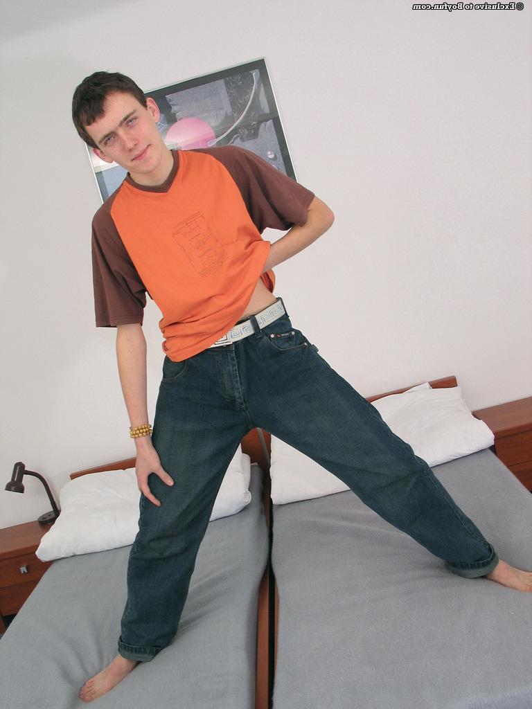 20P Garoto excitado Roman 1 mostra seu pau peludo sem cortes e se masturba na cama