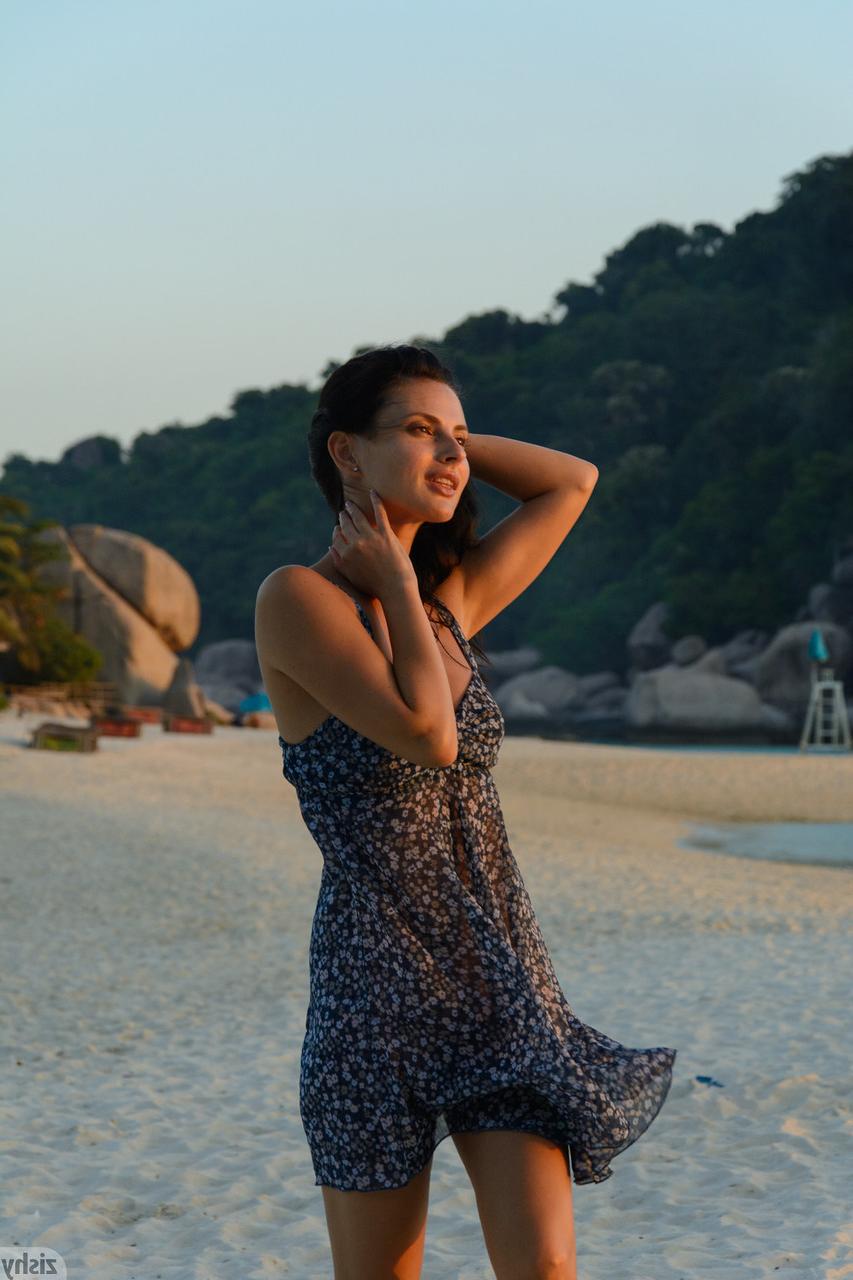 13P A baixinha ucraniana Jasmine Jazz mostra seus seios e regalo peludo na praia