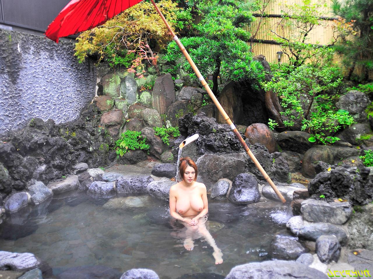 9P La pelirroja japonesa Yuki Tsukamoto posa seductoramente y se deja follar a lo perrito