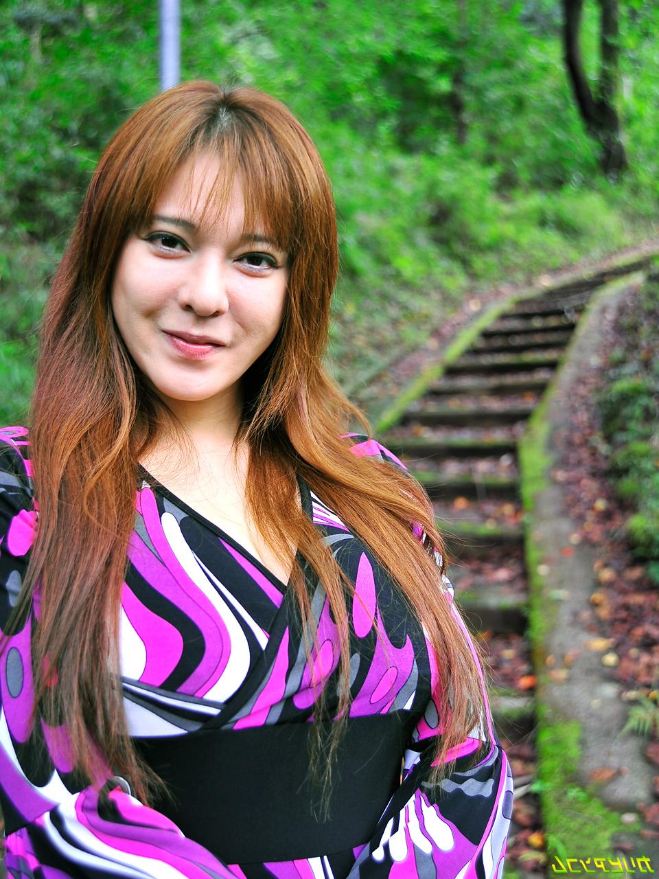 9P La pelirroja japonesa Yuki Tsukamoto posa seductoramente y se deja follar a lo perrito