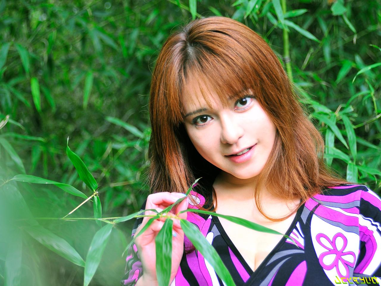 9P La pelirroja japonesa Yuki Tsukamoto posa seductoramente y se deja follar a lo perrito