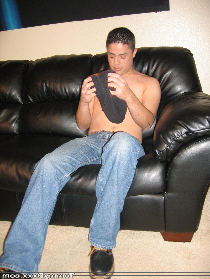 20P Caliente gay amateur Tommy D tiene su ano dedos mientras recibe una mamada caliente