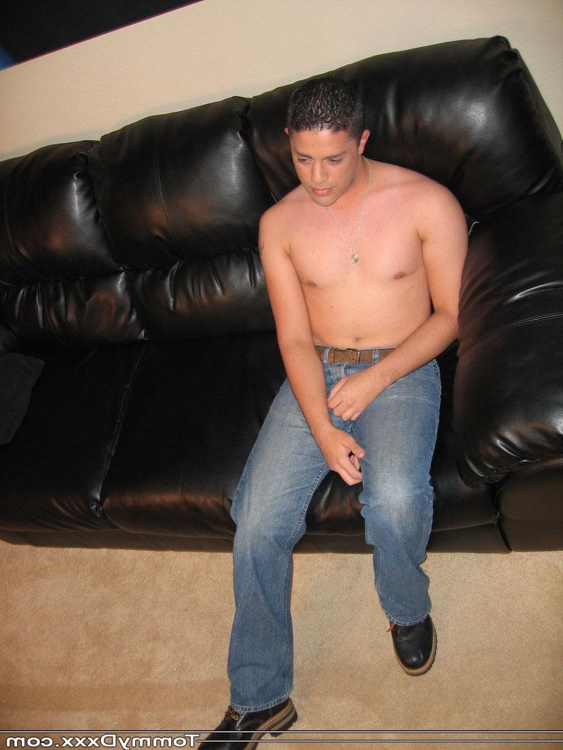 20P Caliente gay amateur Tommy D tiene su ano dedos mientras recibe una mamada caliente