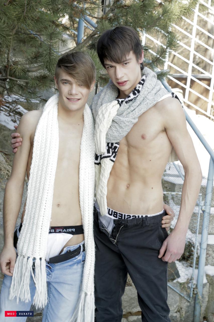 16P Les garçons gays bien membrés Alessandro Katz et Noah Matous ont des relations sexuelles anales hardcore