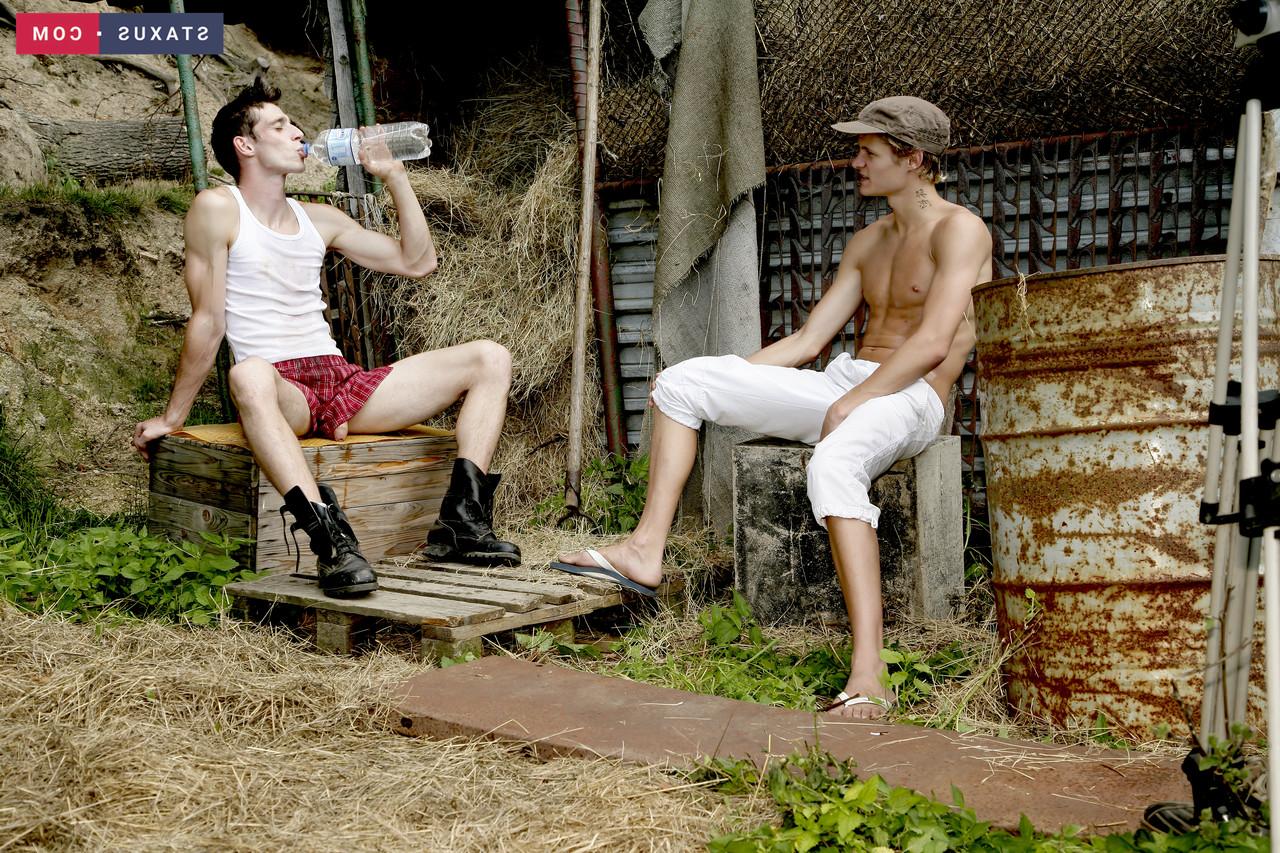10P Die Bauern David Hollister und Timmy Cole haben Bareback-Analsex in schwuler Action