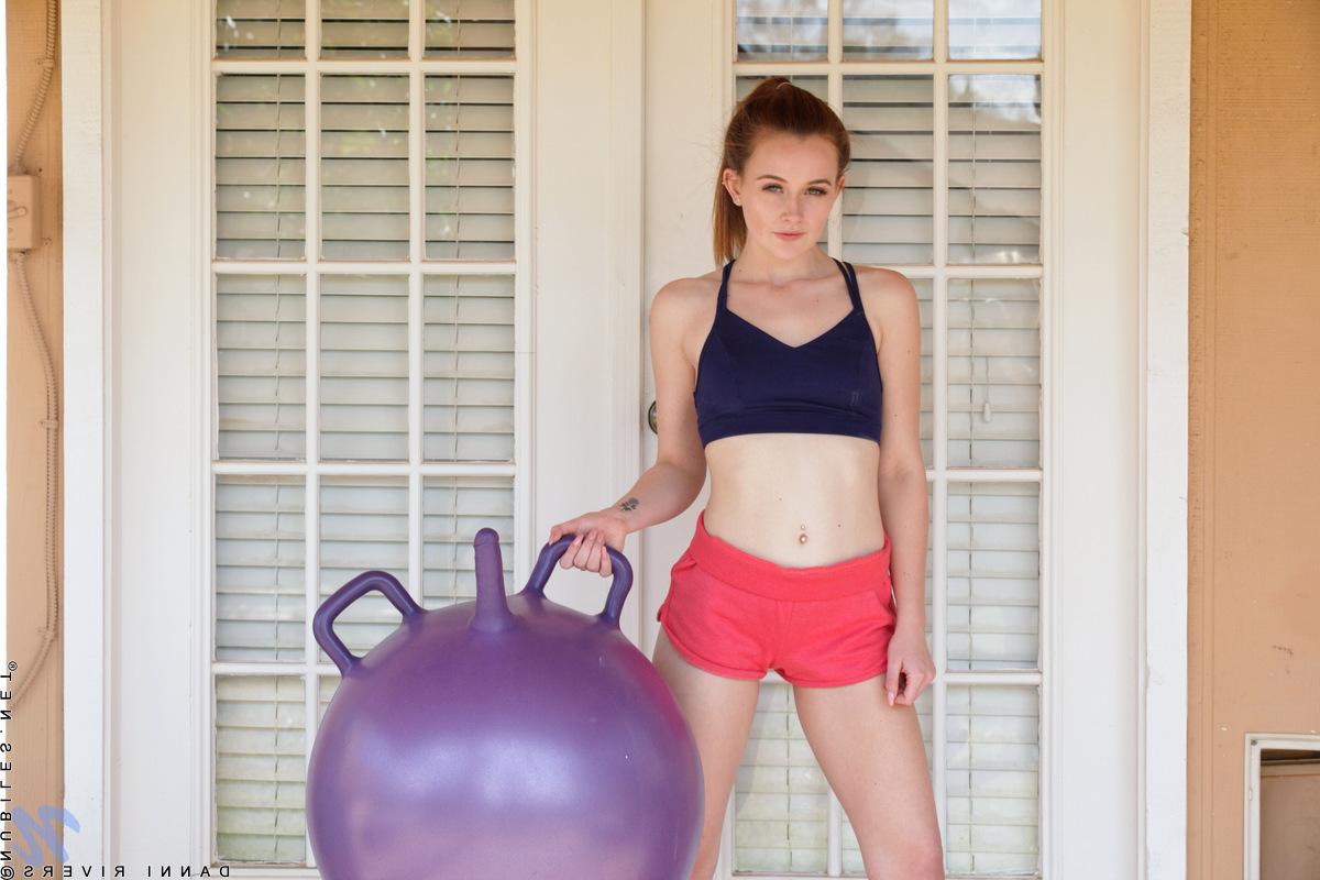 16P A pequena adolescente Danni Rivers monta uma bola de vibrador com meias até os joelhos depois de ficar nua