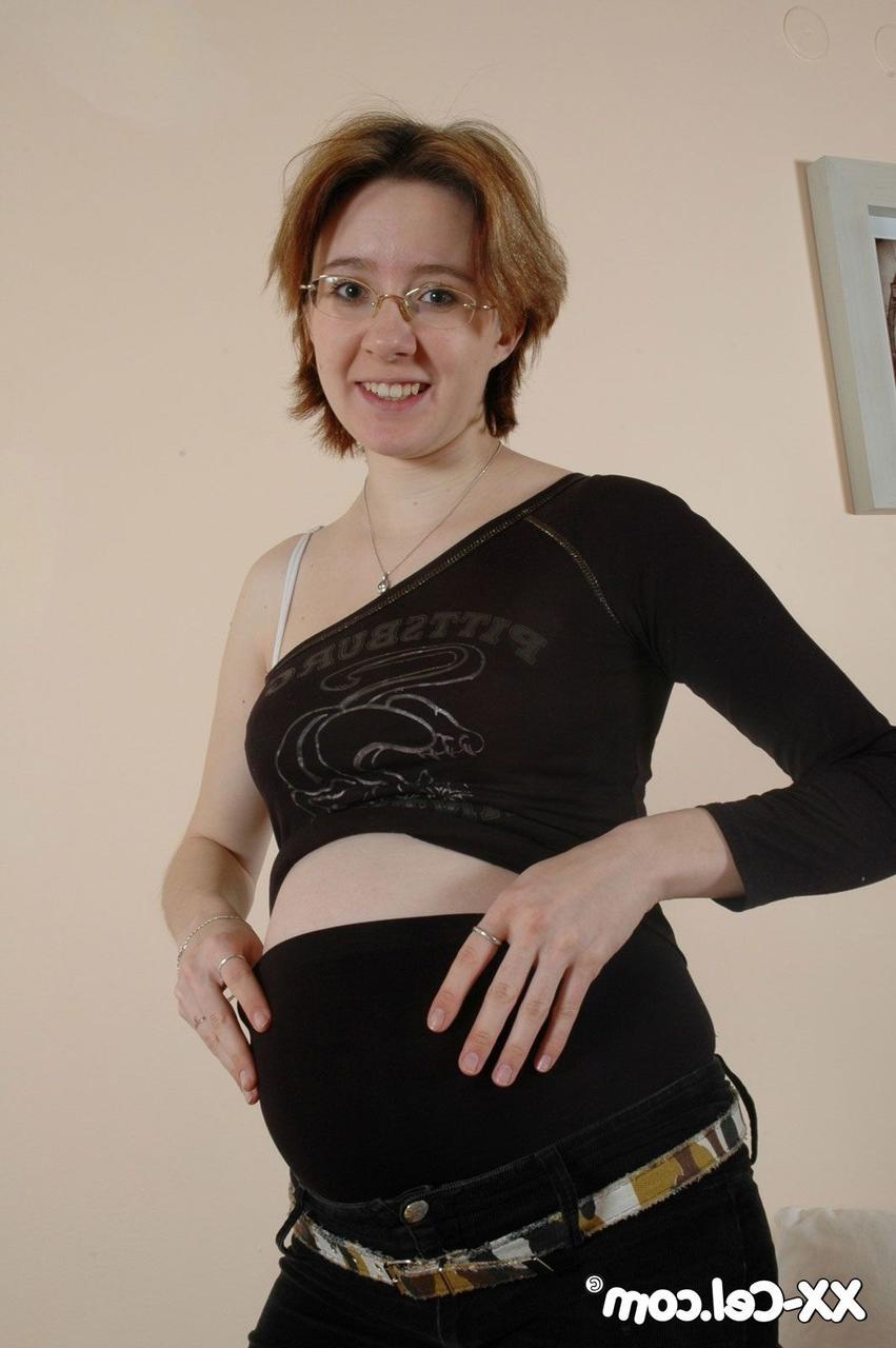 20P Die schwangere Amateurin Kitty spielt mit ihren stillenden Titten und ihrer haarigen Vagina