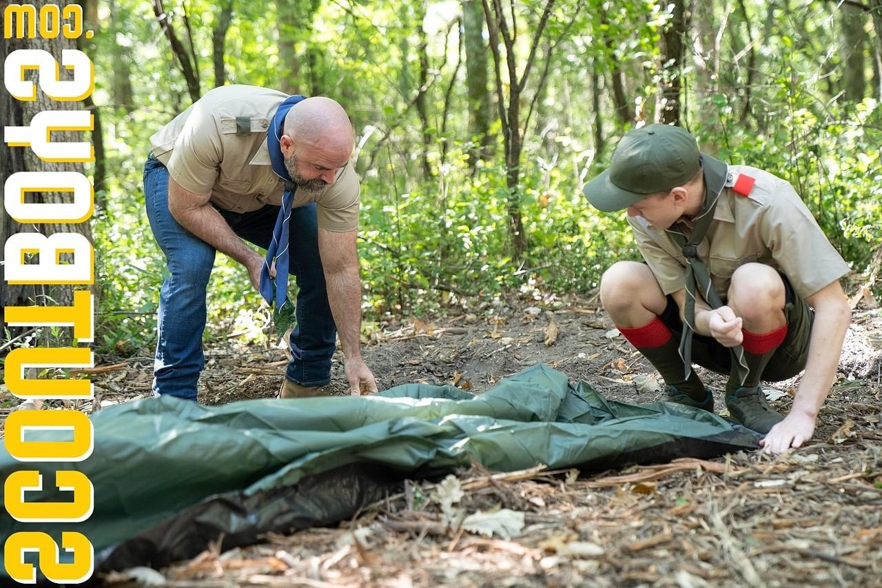 20P Scoutmaster gay gosta de sexo anal estilo cachorrinho com Scout Ian em sua tenda