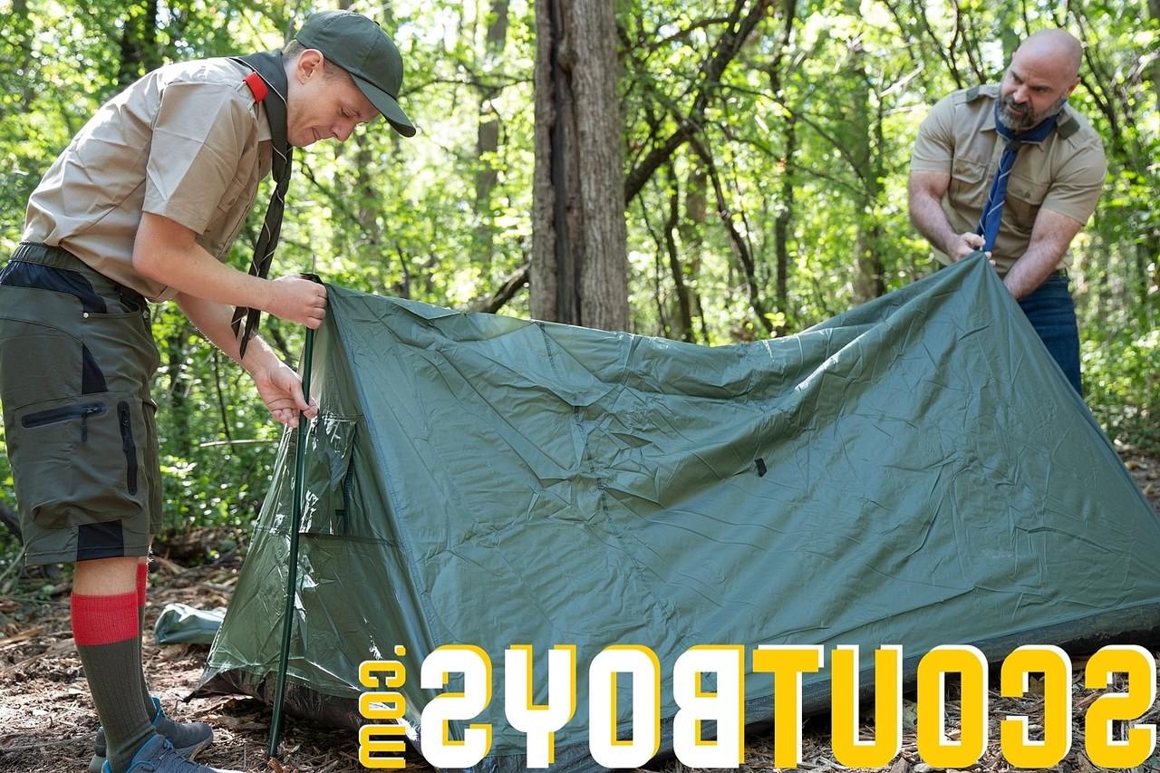 20P Scoutmaster gay gosta de sexo anal estilo cachorrinho com Scout Ian em sua tenda
