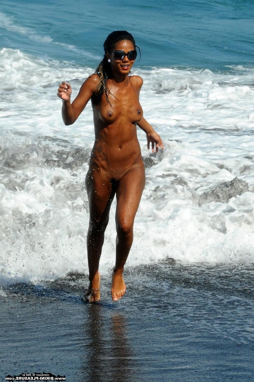 16P Das Solo-Girl Isabella Chrystin zieht beim Toben im Meer ihren Bikini aus