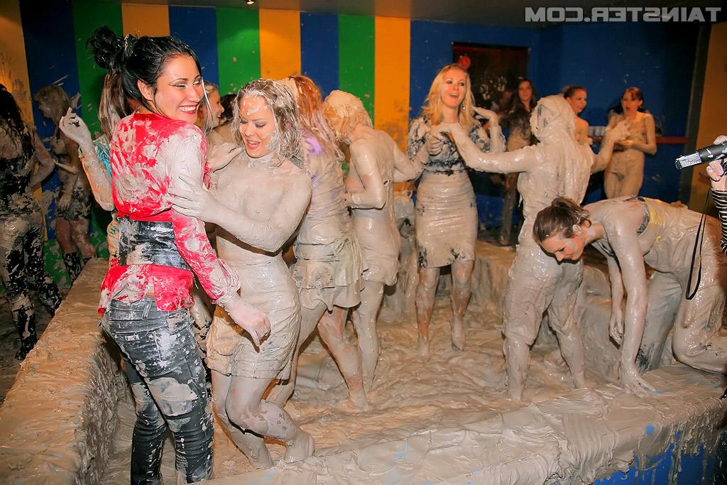 15P Garotas lésbicas ficam completamente bagunçadas durante meus jogos de luta na lama