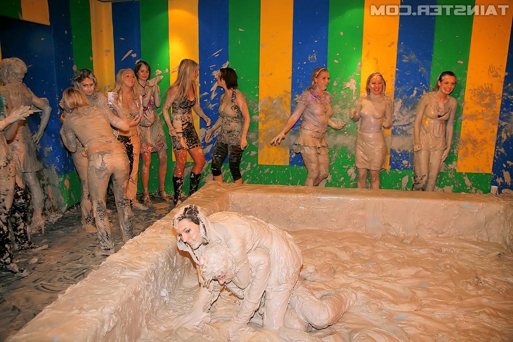 15P Garotas lésbicas ficam completamente bagunçadas durante meus jogos de luta na lama