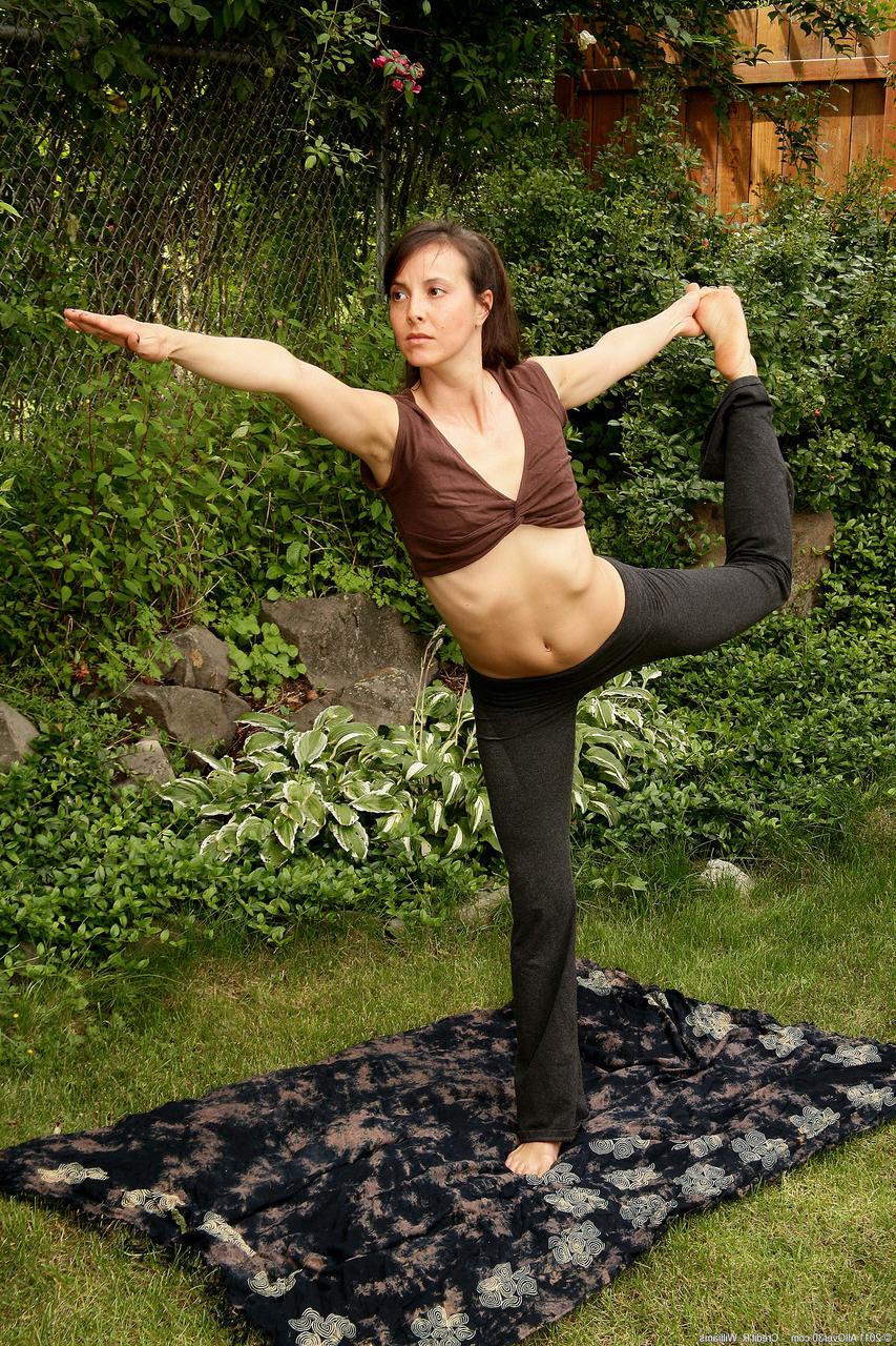 20P La dulce y delgada madura Lily hace yoga desnuda y se burla con sus pezones chupables