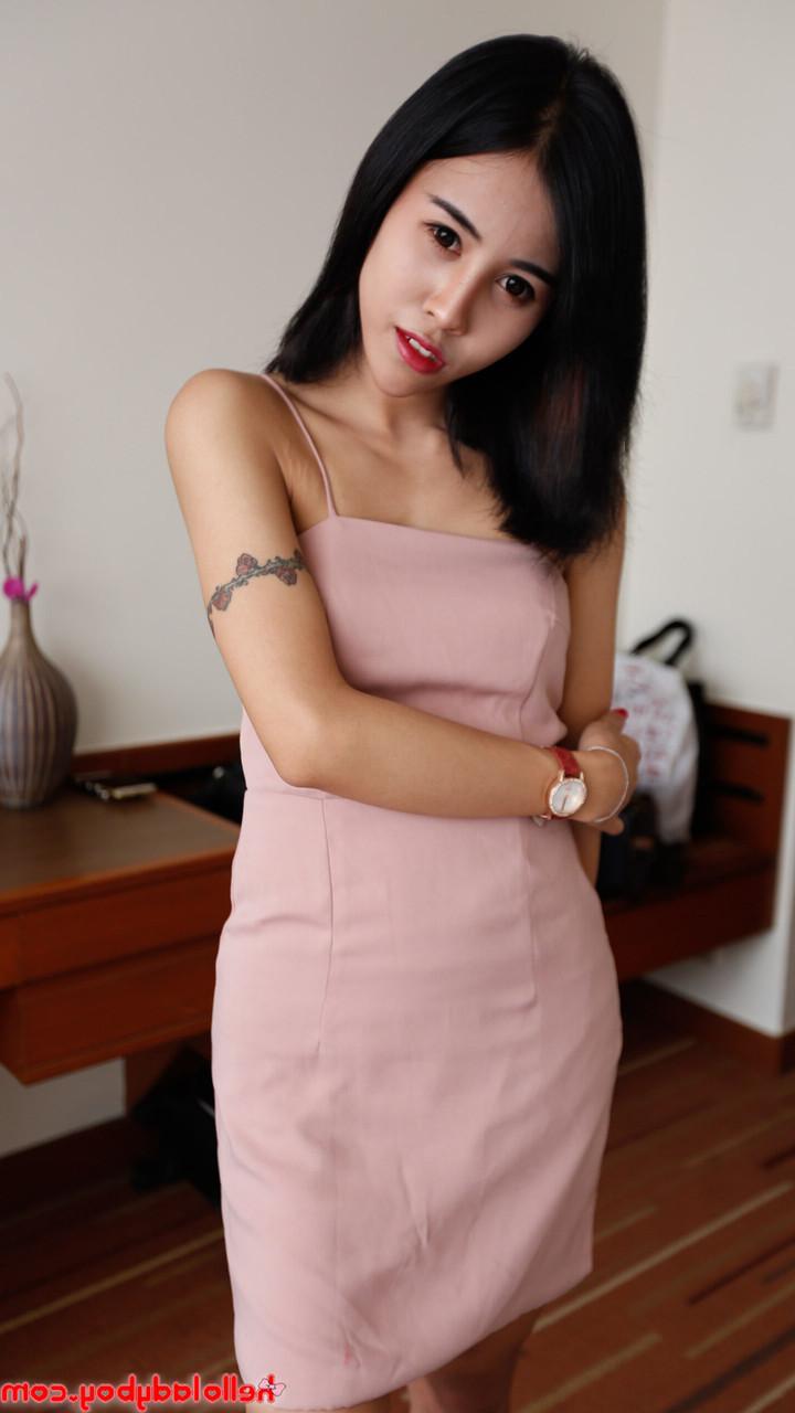 20P Linda travesti asiática Nene revela seu pau duro e dá um boquete POV